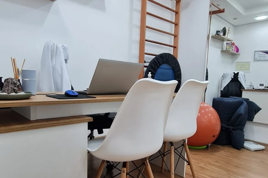Mesa do consultório, onde acontece a conversa da primeira consulta
