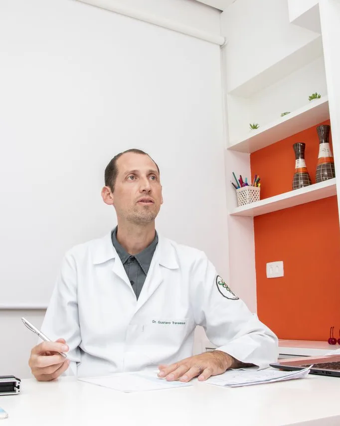 Dr. Gustavo Travassos à mesa do consultório